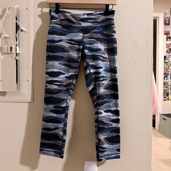 lululemon athletica Pants - Lululemon Athletica Wunder Under Crop Leggings